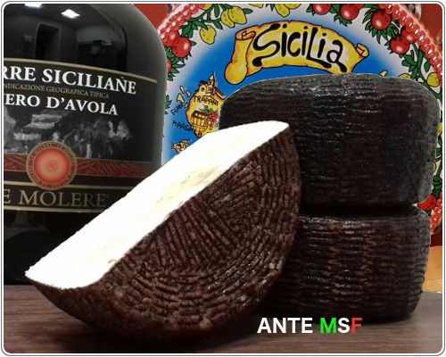 Sicilia: Syr Nero d'Avola leží vo víne od Avoli