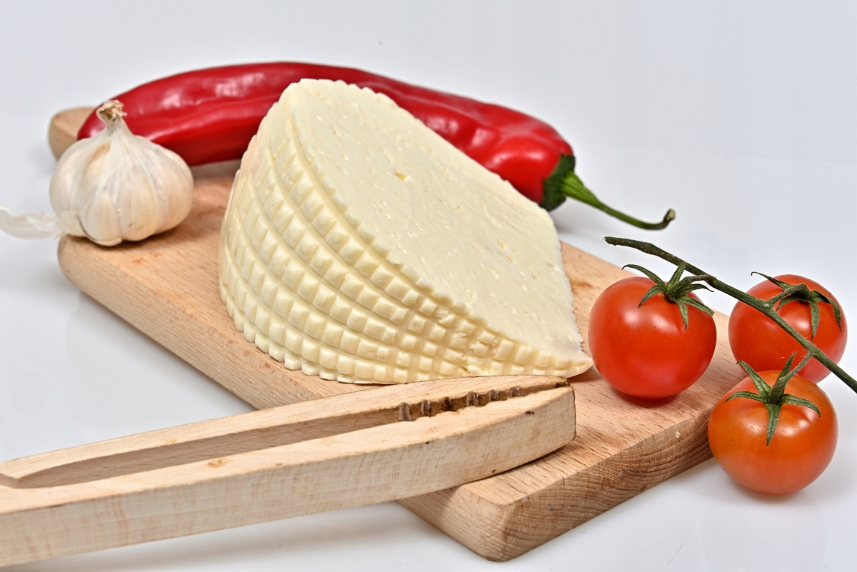 Kŕmne syr s cesnakovými lístkami asi 1100g
