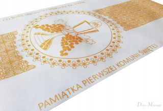 Prvé sväté prijímanie - V blízkosti dekorácií veniec veniec.