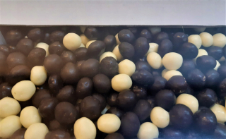 Kukurské lupienky v topping, biele a čierne 1,5 kg