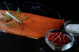Divoký losos Alaskan Sockeye fajčil studený