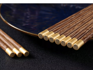 Ázijska kuchyňa - Elegantné mahagónové sushi sa drží 5 párov