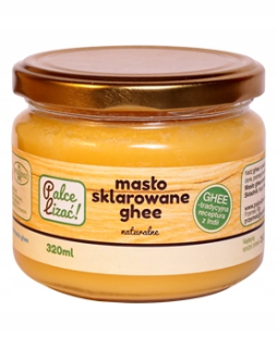 Ghee maslo prírodné maslo objasnené prsty lízanie