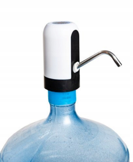 Nápoj vylieva, vodka pre univerzálnu fľašu