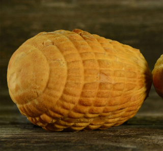 Prírodný údený syr čerstvý nakrájaný cesnak božský