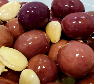 ČIERNE olivy vykôstkované s mandľami SICILY 250 gr