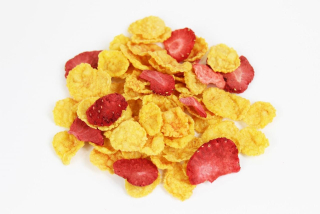 Kukuričné vločky s jahodami bio (surovina)