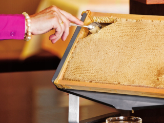 Honeycomb v drevenom rámčeku med rovno z ula