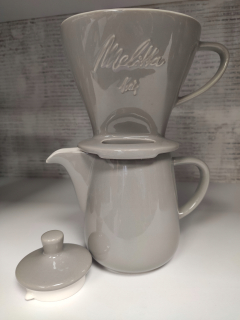 Porcelán odkvapkávať melitta so sivou džbán