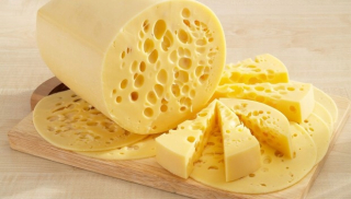 Žltý syr s otvormi chutné OK. 500g