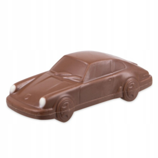 Auto s čokoládovým Porsche darčekom a svätým spoločenstvom.