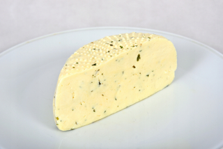 Kŕmiť syr s čiernym mužom asi 500g