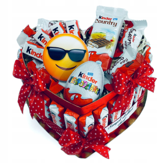 Torta s sladkosti Kinder srdca. Originálny darček