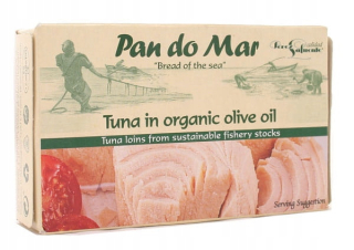 Tuniak na panvici z organického olivového oleja do marca.